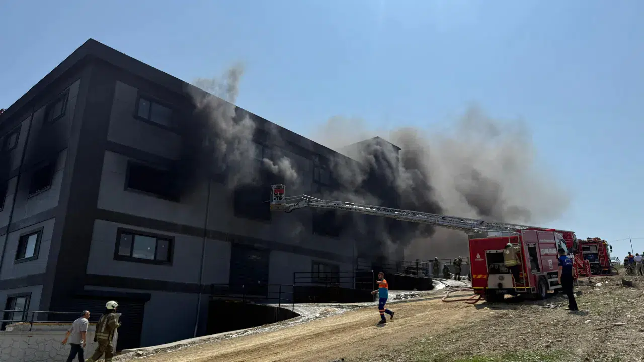 Arnavutköy'de fabrikada yangın çıktı!