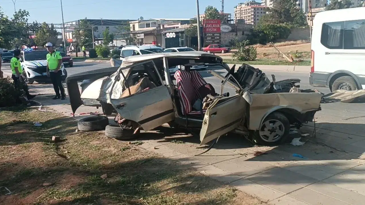 İşçi servisleriyle otomobil çarpıştı: Ortalık savaş alanına döndü