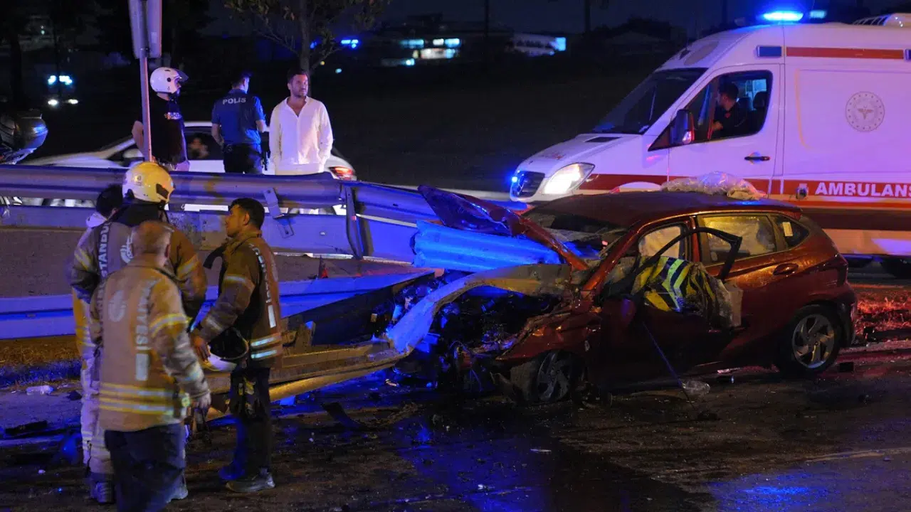 Bayrampaşa’da feci kaza: Otomobil refüje saplandı