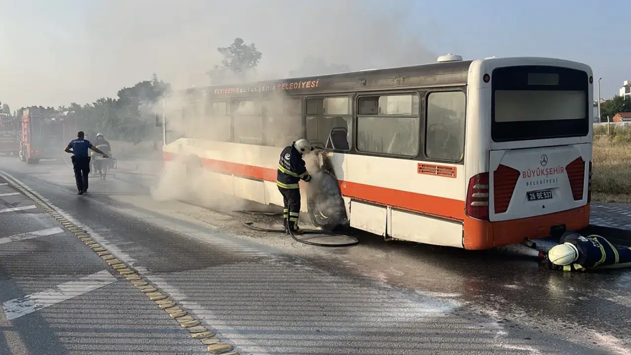 Eskişehir'de panik anları! Belediye otobüsü yandı: 1 yaralı