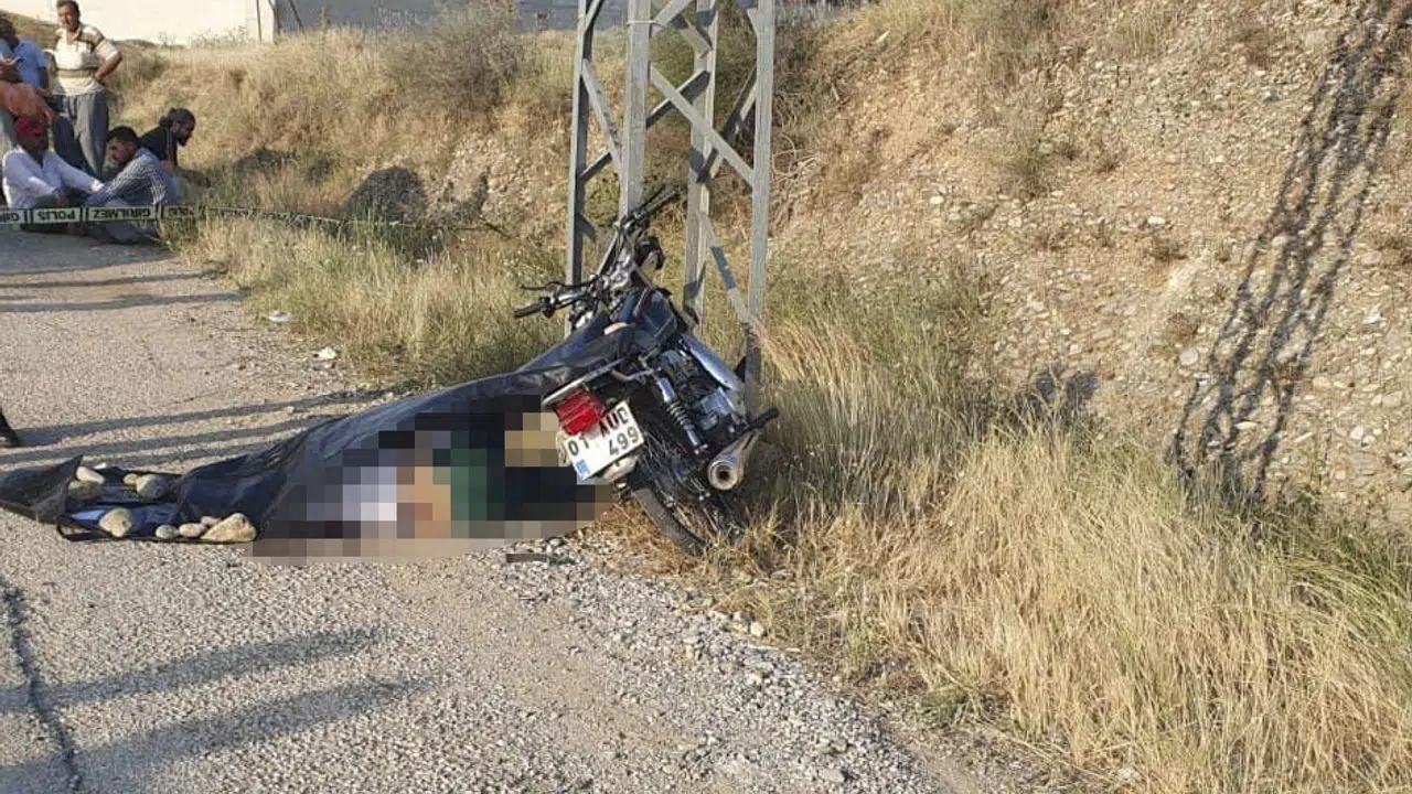 Adana’da feci kaza:  Elektrik direğine çarpan motosikletin sürücüsü öldü