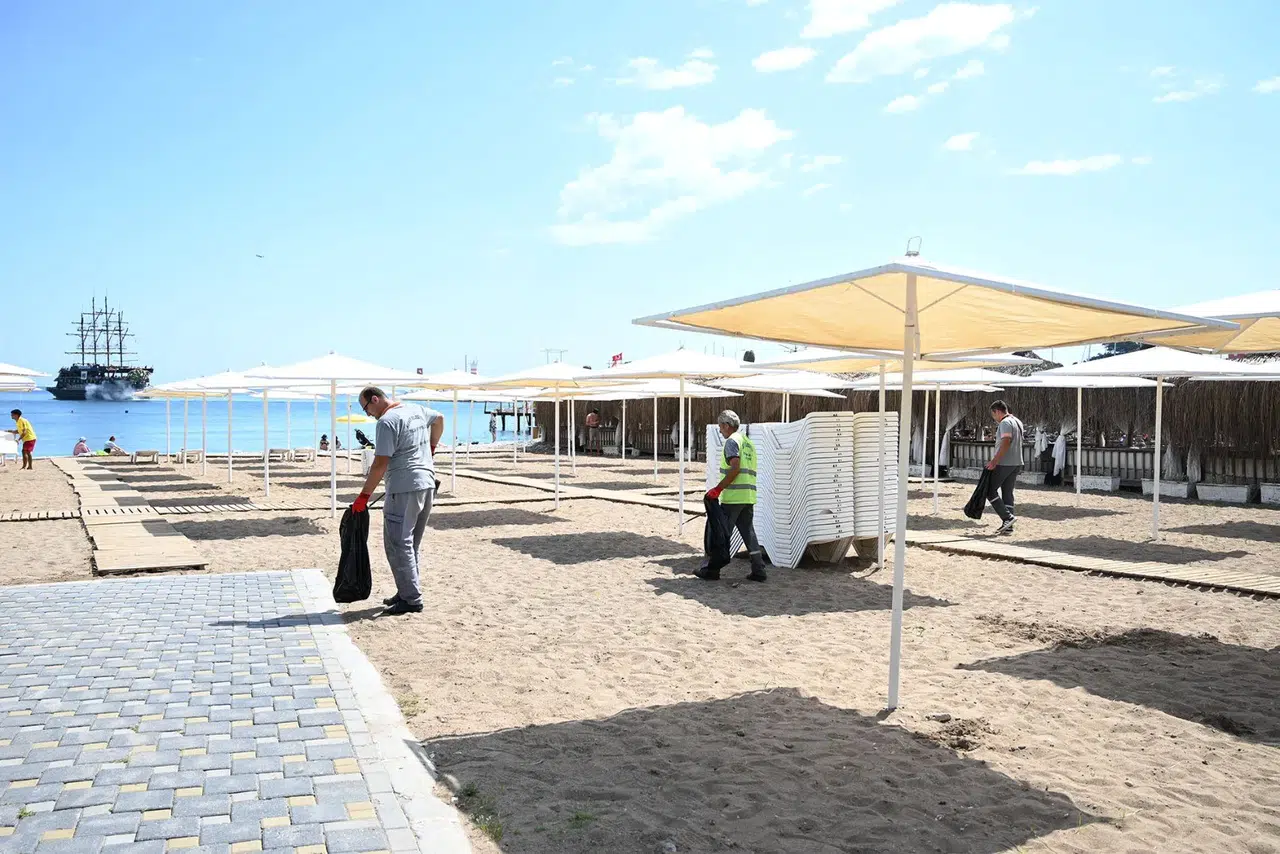 Kemer Halk Plajı’na mavi bayrak ödülü