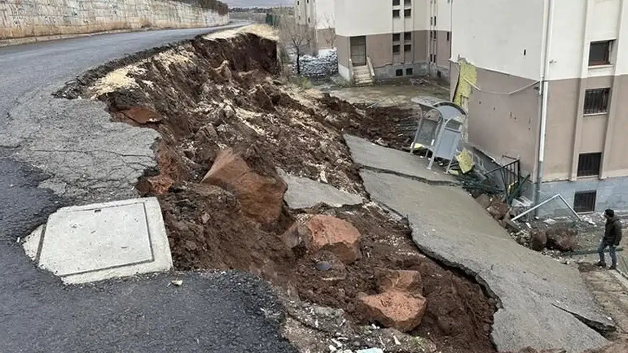 Şanlıurfa'da istinat duvarı çöktü: 4 işçi yaralandı