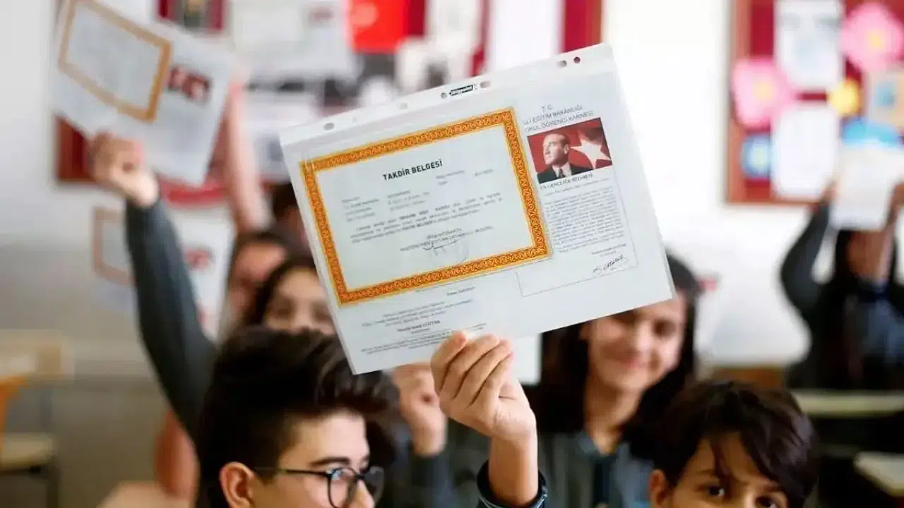 Karne kutlama mesajları 2025: En anlamlı ve motive edici karne kutlama sözleri!