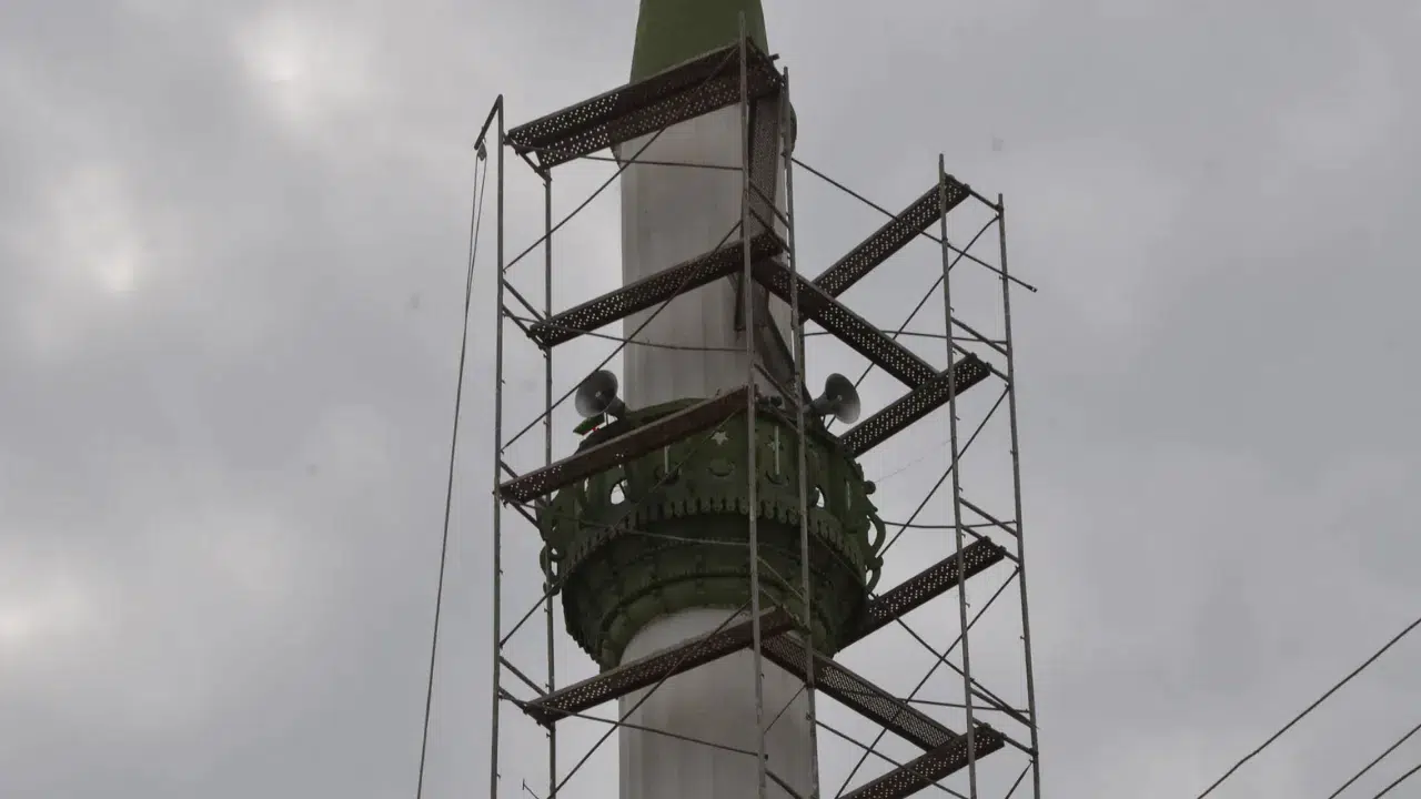 Samsun'da feci olay: Cami minaresini boyayan işçi zemine düşerek ağır yaralandı