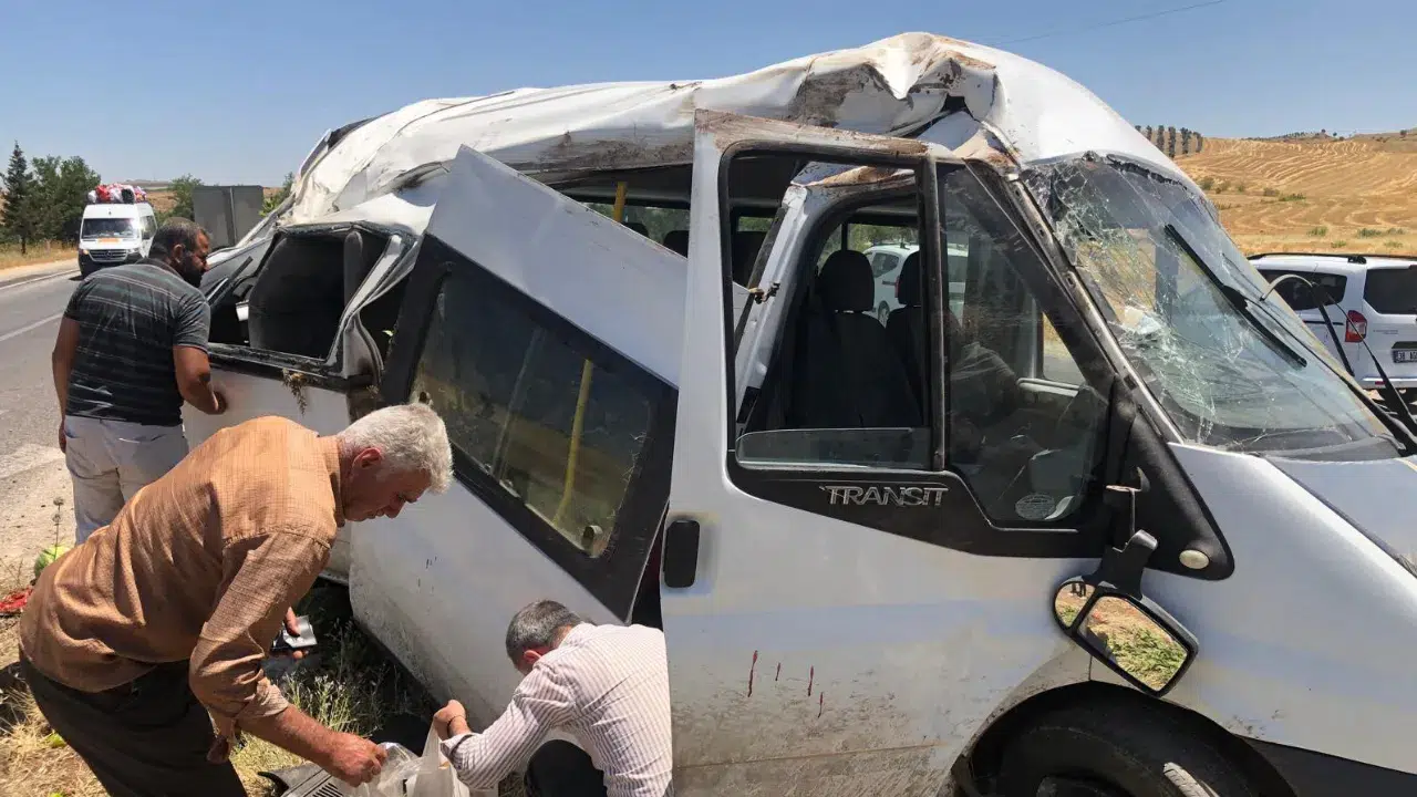 Adıyaman'da minibüs devrildi: 4'ü çocuk 5 yaralı