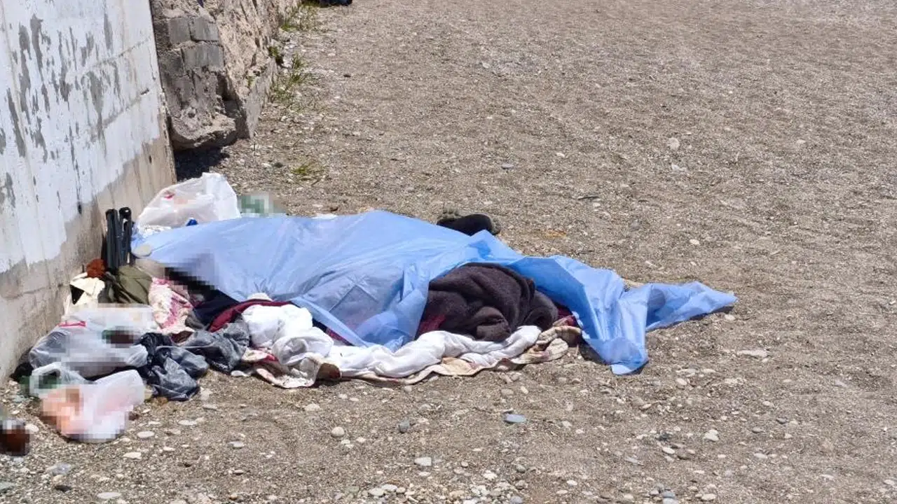 Antalya'da sahilde cansız beden bulundu: Tatilciler denize girmeye devam etti