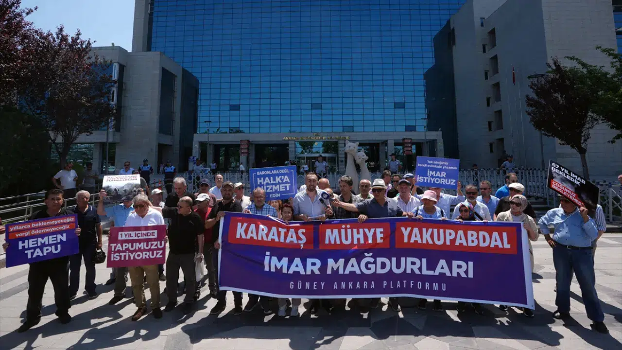 Ankara'da imar mağduru vatandaşlar belediye önünde eylem yaptı