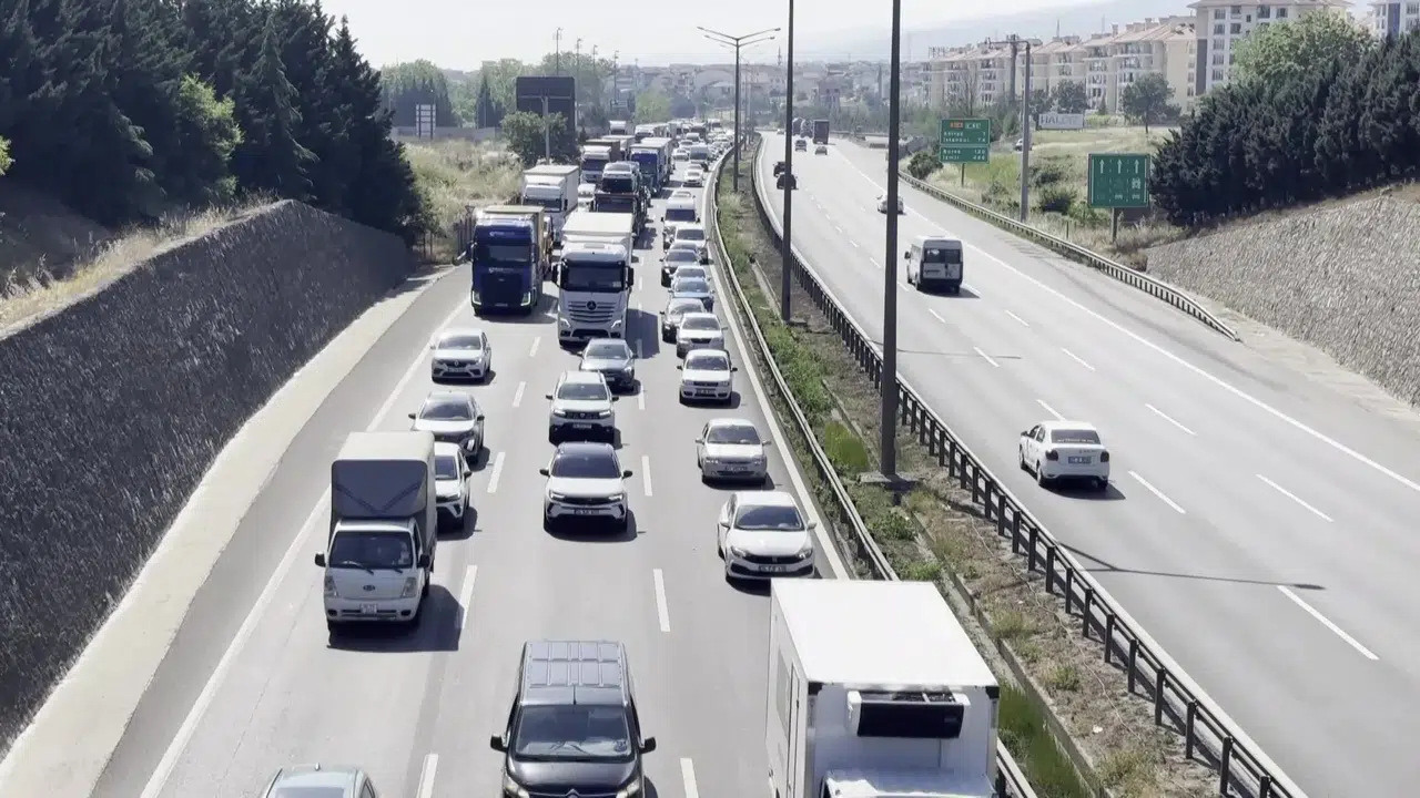 Kurban Bayramı trafiği erkenden başladı: TEM Otoyolu'nda geçiş kilitlendi
