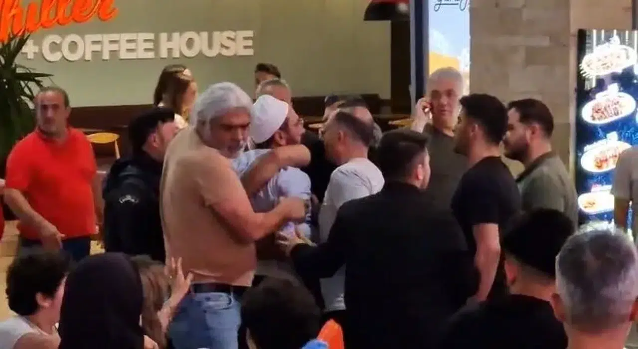 AVM’de tartışma çıktı: Adamına göre muamele yapılıyor diyerek ortalığı birbirine kattı