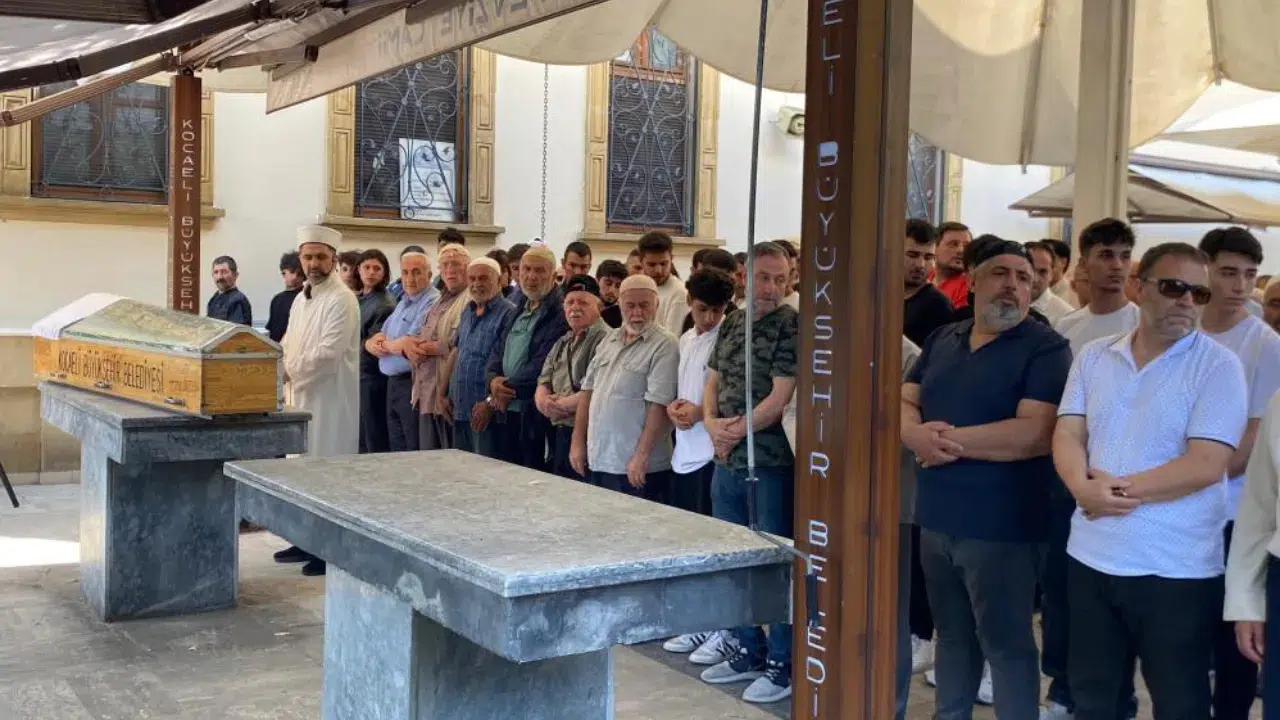 Kocaeli'de tırın altında can veren genç, bugün toprağa verildi