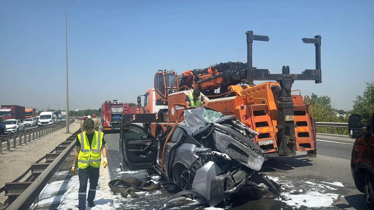 TEM Otoyolu'nda zincirleme kaza! Otomobil tır ile kamyon arasında kaldı: 2 yaralı
