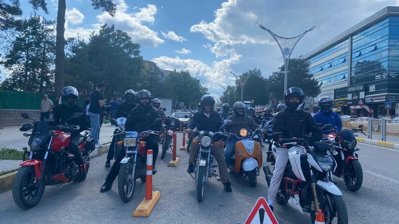 Erzincan’da hayat kurtaran proje: Kasksız sürücülere ücretsiz kask dağıtıldı