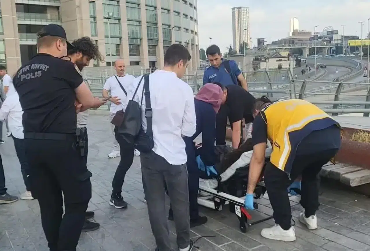 Adliye meydanında korku dolu anlar: Şiddetli rüzgar bariyerleri uçurdu, 2 yaralı
