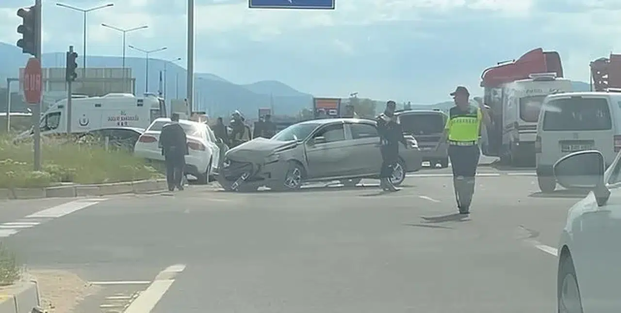 Başsavcıyı taşıyan ambulans kaza yaptı! 4 araç birbirine girdi