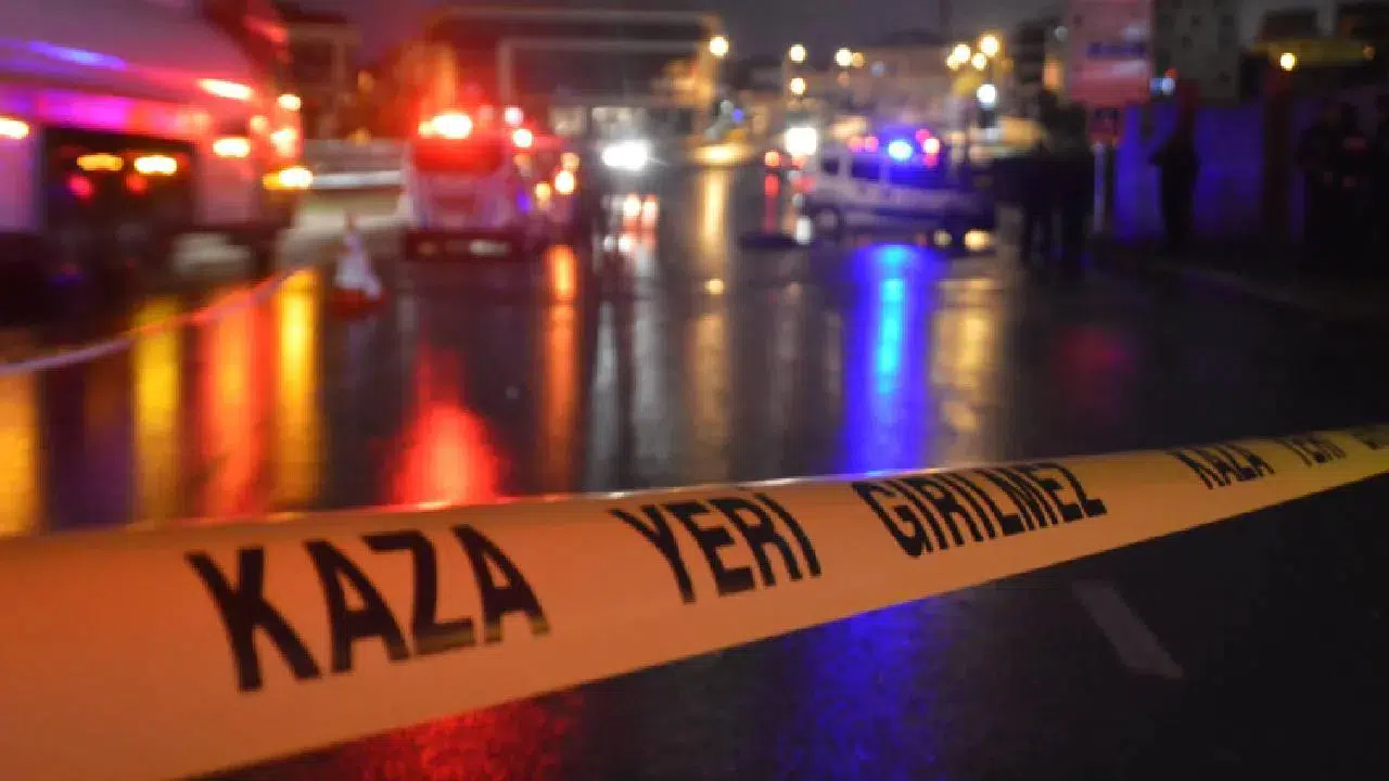 Ankara'da bariyerlere uçan tır yandı!