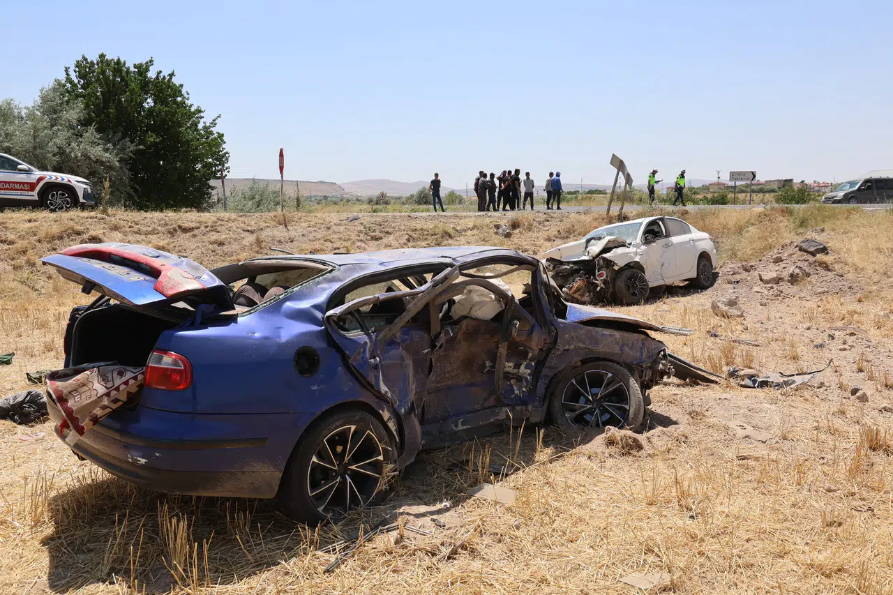 Nevşehir'de çarpışan otomobiller tarlaya uçtu: 1 ölü, 1 ağır yaralı