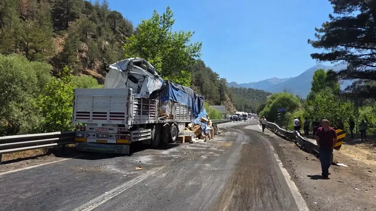 Adana’da zincirleme tır kazası! Ölü ve yaralılar var