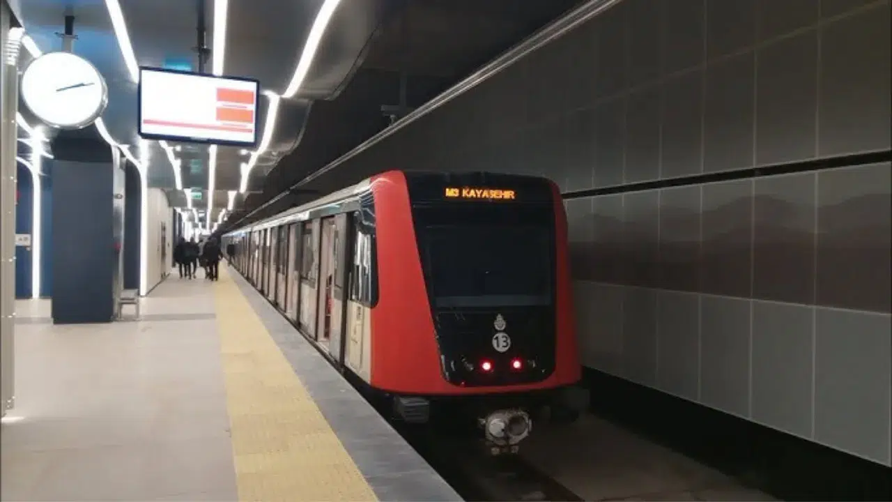 Bakırköy Metrosu'nda intihar girişimi! Seferlerde aksama yaşanıyor