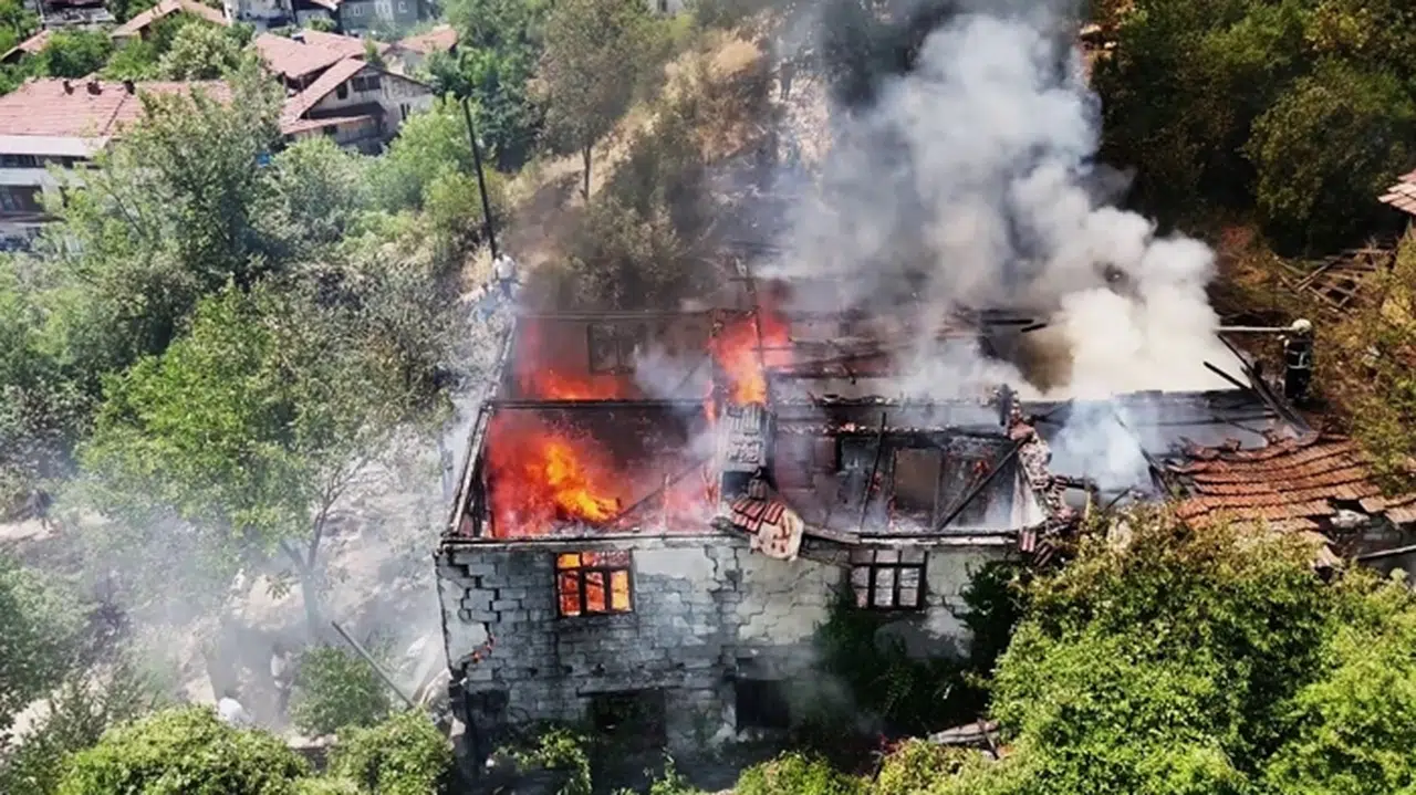 Karabük'te ot yangını faciası: 2 katlı müstakil ev küle dönüştü