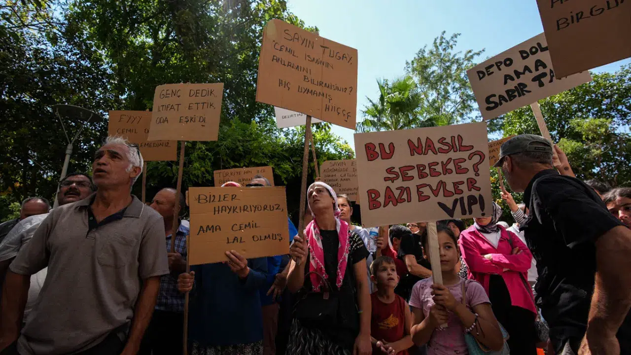 Yakaköy'de susuzluk krizi: Vatandaşlar Bornova Belediyesi önünde eylem yaptı