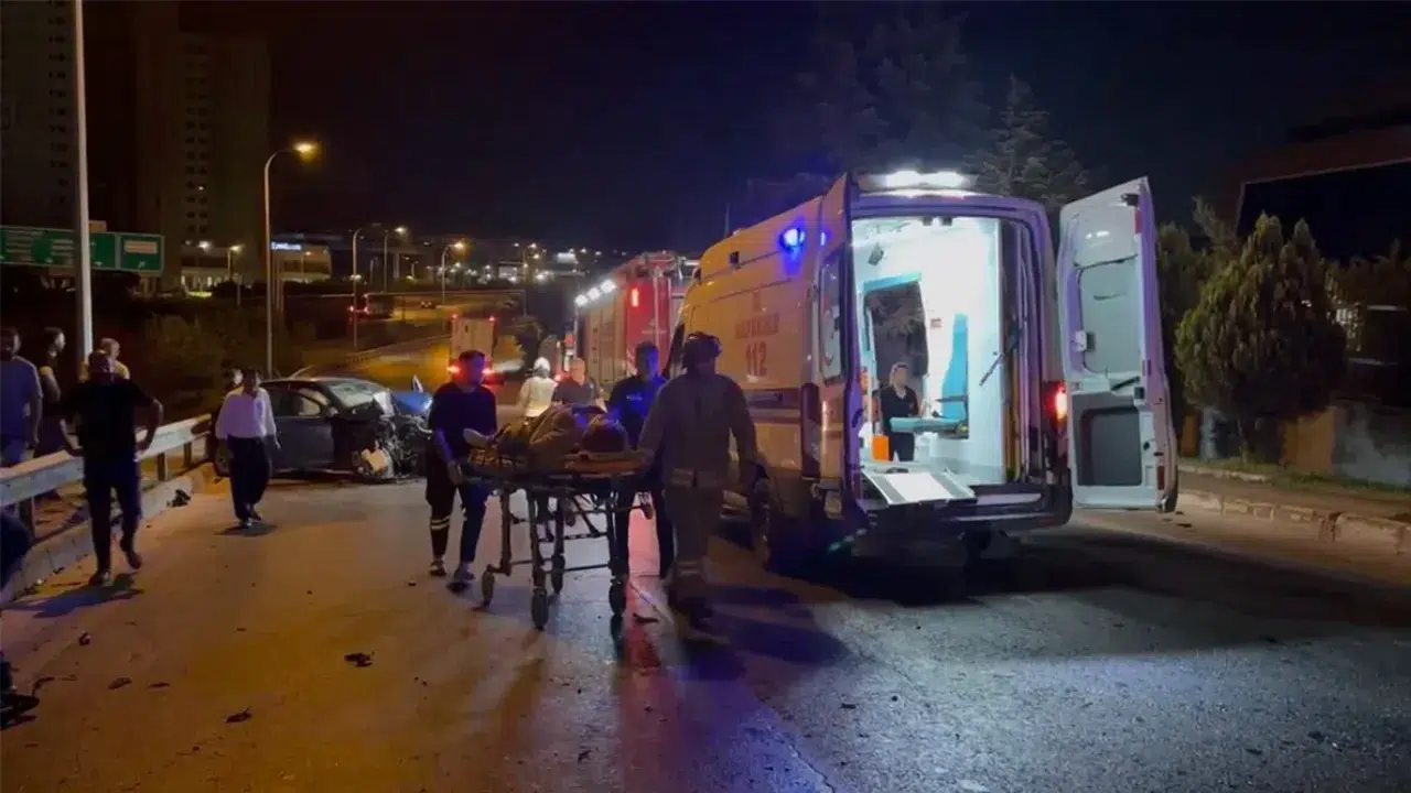 Sultanbeyli'de feci kaza! Otomobil, duvara girdi: 2 yaralı!