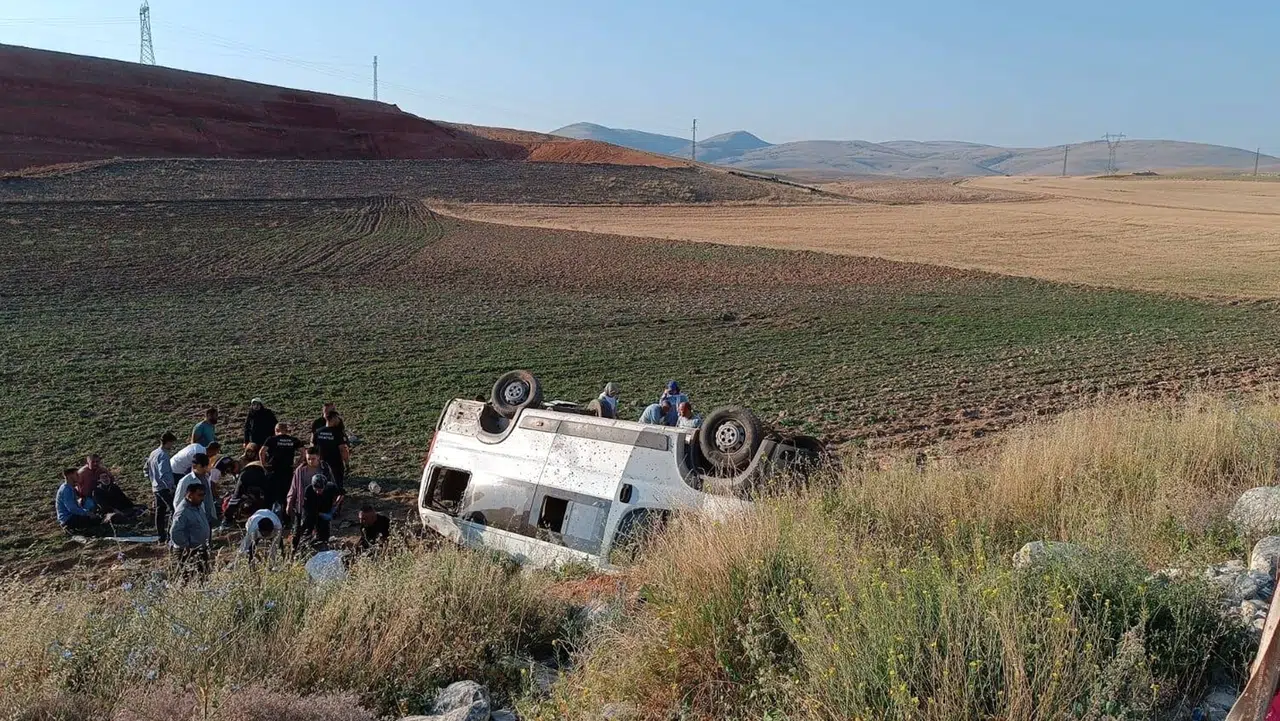 Konya'da tarım işçilerini taşıyan minibüs devrildi: 15 yaralı!