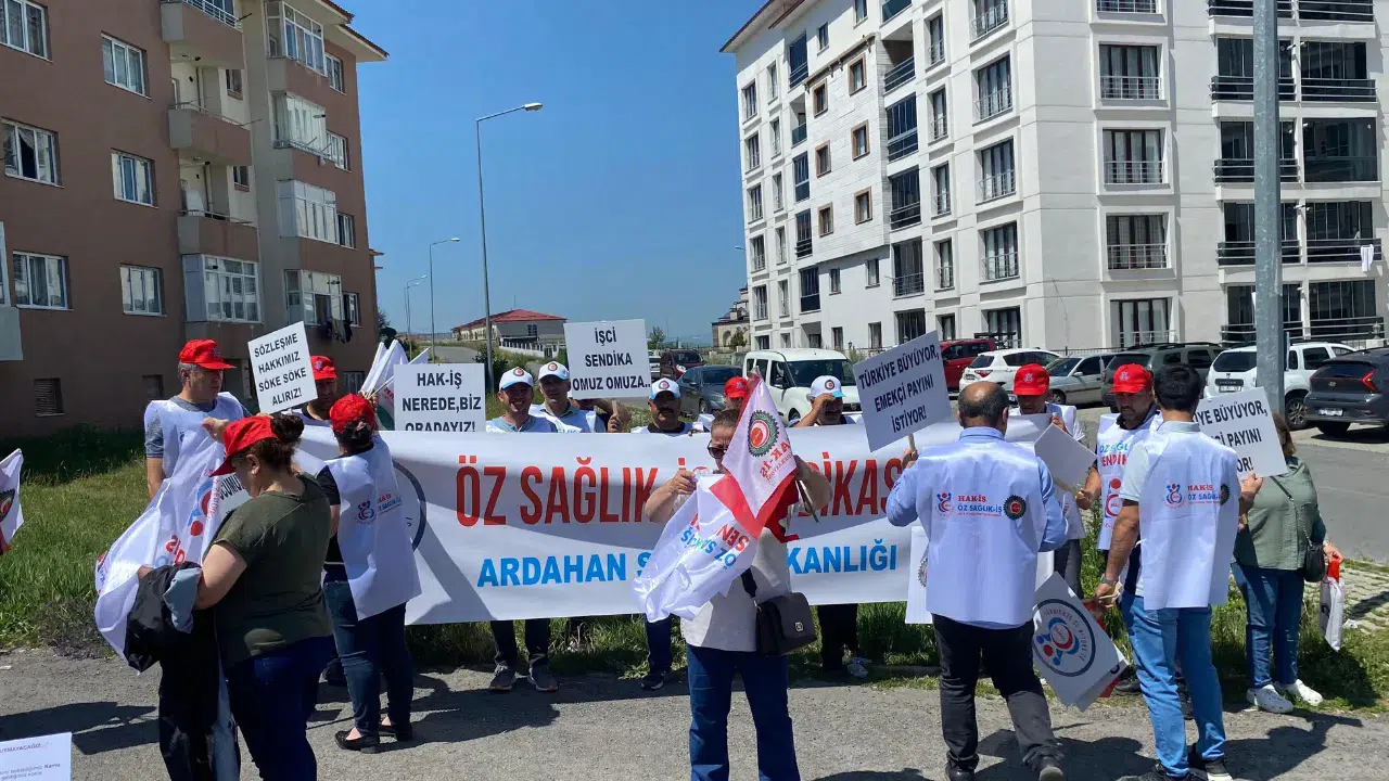 Ardahan'da işçilerden oturma eylemi: Kamu Çerçeve Protokolü görüşmelerinde yaşanan tıkanmaya protesto!
