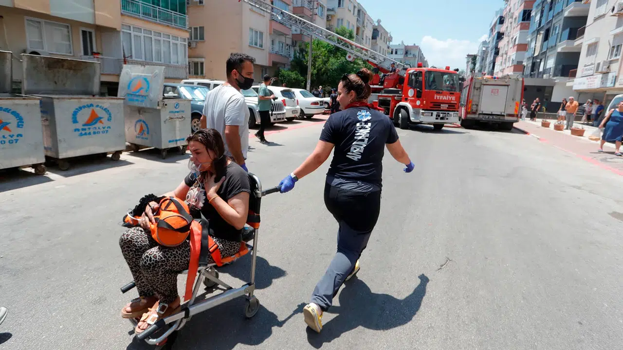 Antalya'da yangın: 7'si çocuk 10 kişi dumandan etkilendi