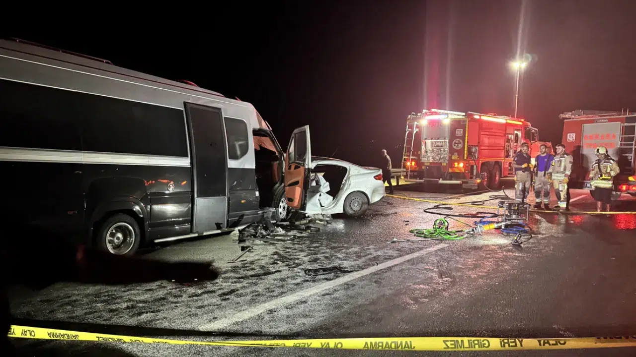 Ankara'da minibüs ile otomobil çarpıştı: 1 ölü!
