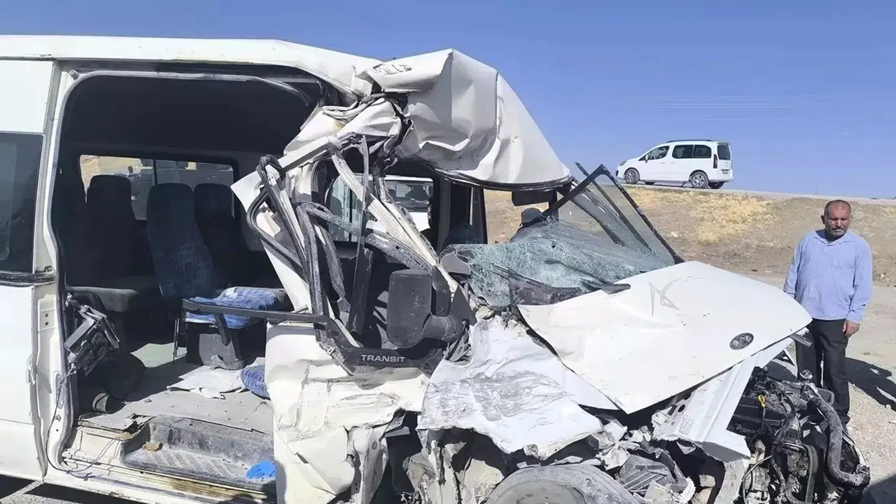Van'da kamyonla çarpışan minibüs hurdaya döndü: 1 yaralı