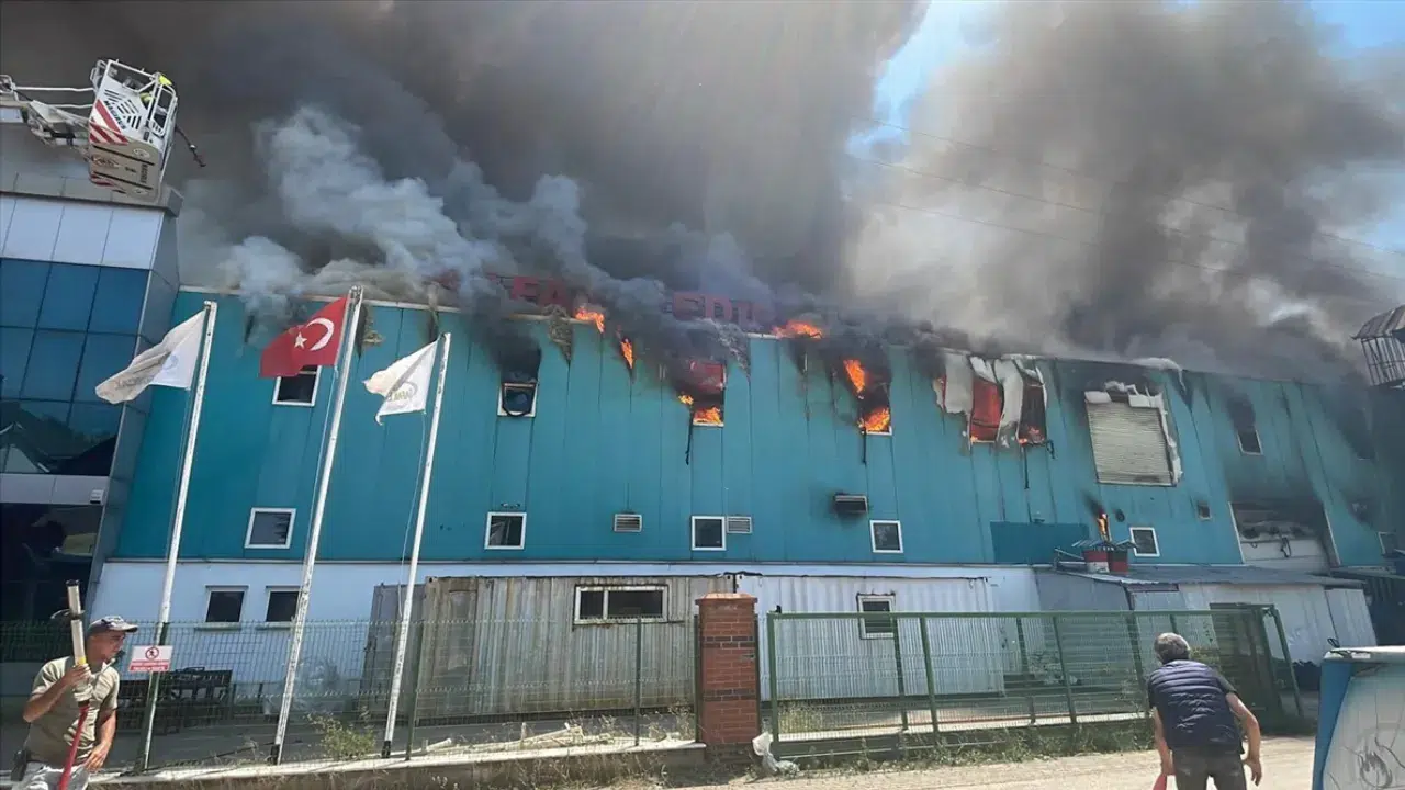Bolu'da medikal fabrikasında yangın!