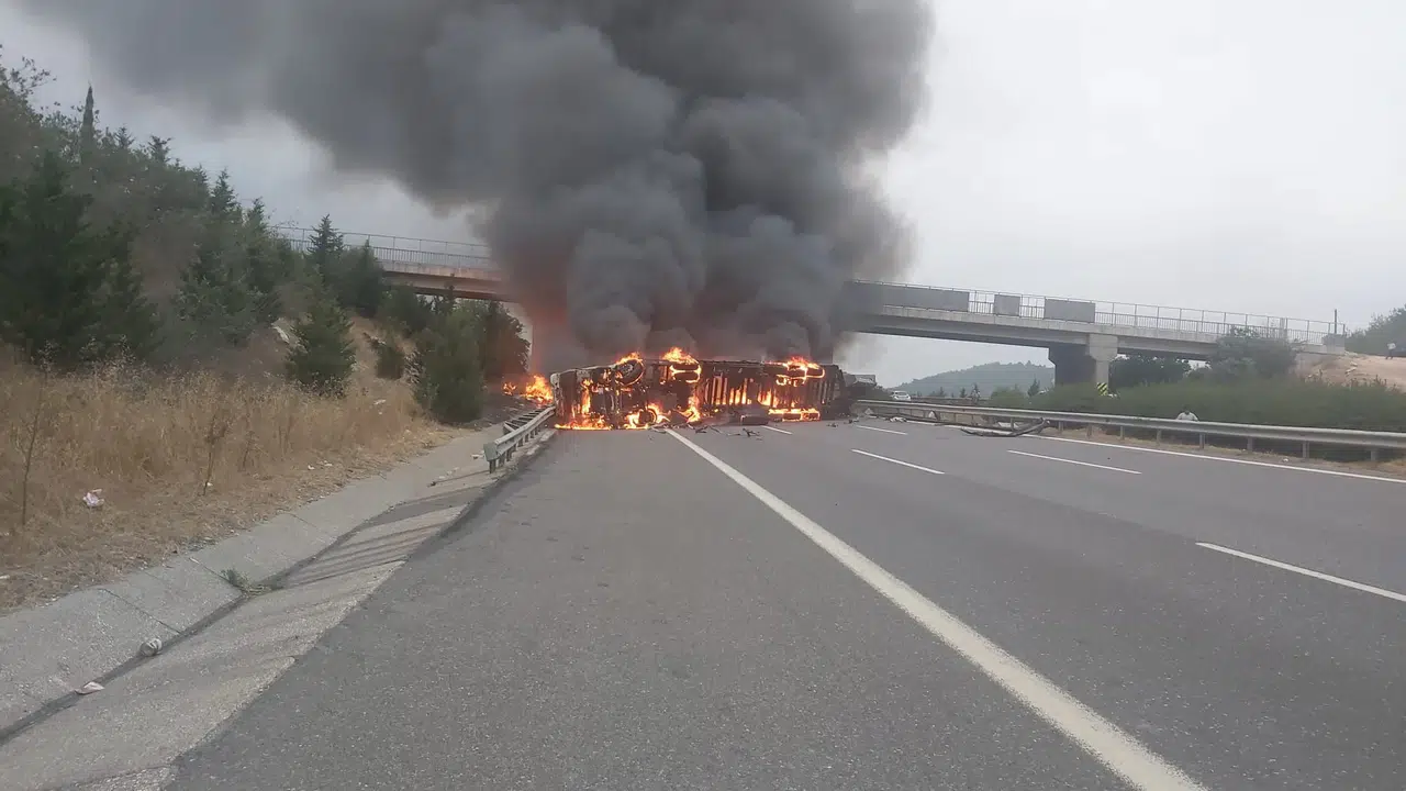 Tarsus'ta elyaf yüklü tır alev topuna döndü