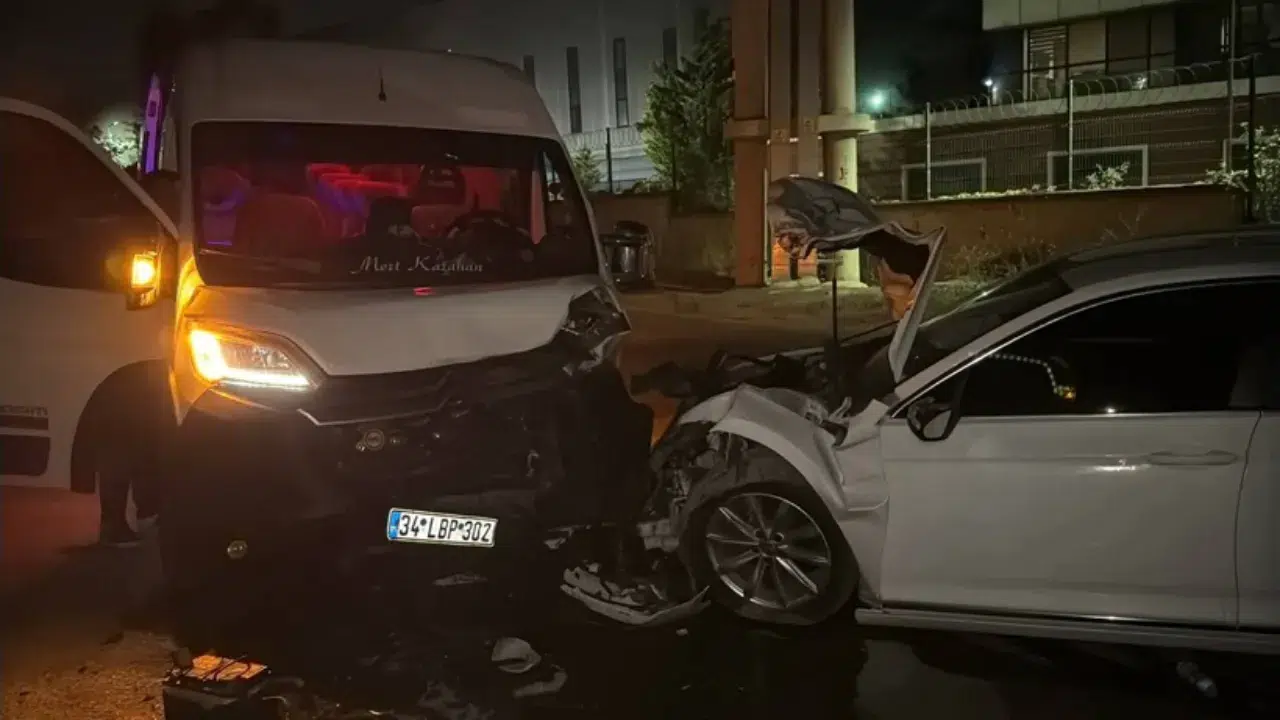 Kocaeli'de servis minibüsü ile otomobil çarpıştı: 10 yaralı!