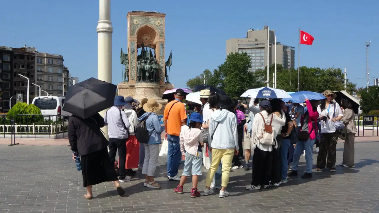 Taksim’de kavurucu sıcak: Esnaf su savaşına girdi