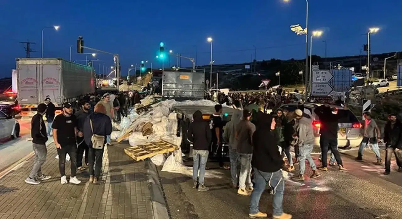 Katil İsrail, Ürdün'den Gazze'ye yardım taşıyan tırlara saldırdı!