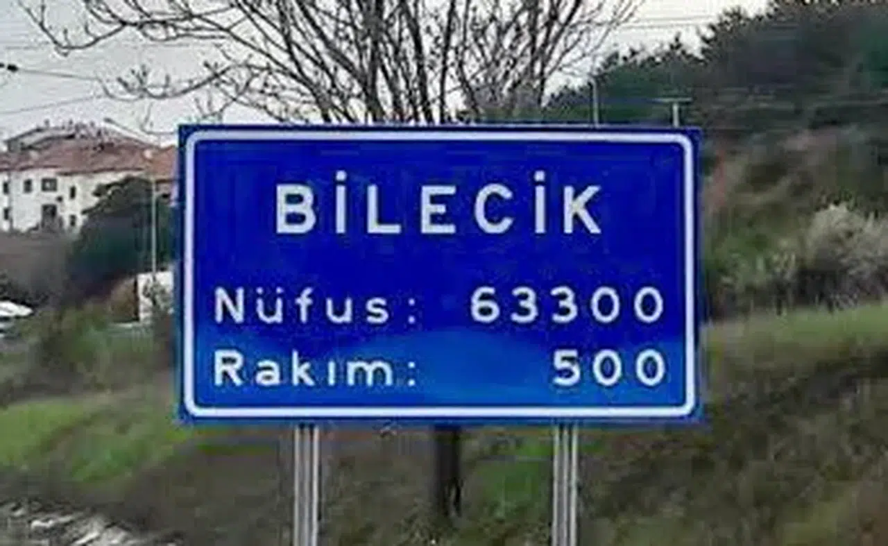 Bilecik’te tır devrildi, sürücü yaralandı: Su yüklü tır trafiği felç etti