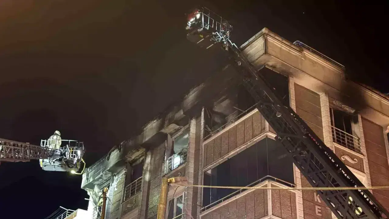 Gaziosmanpaşa’da 6 katlı binada korkutan yangın: Can kaybı yaşanmadı
