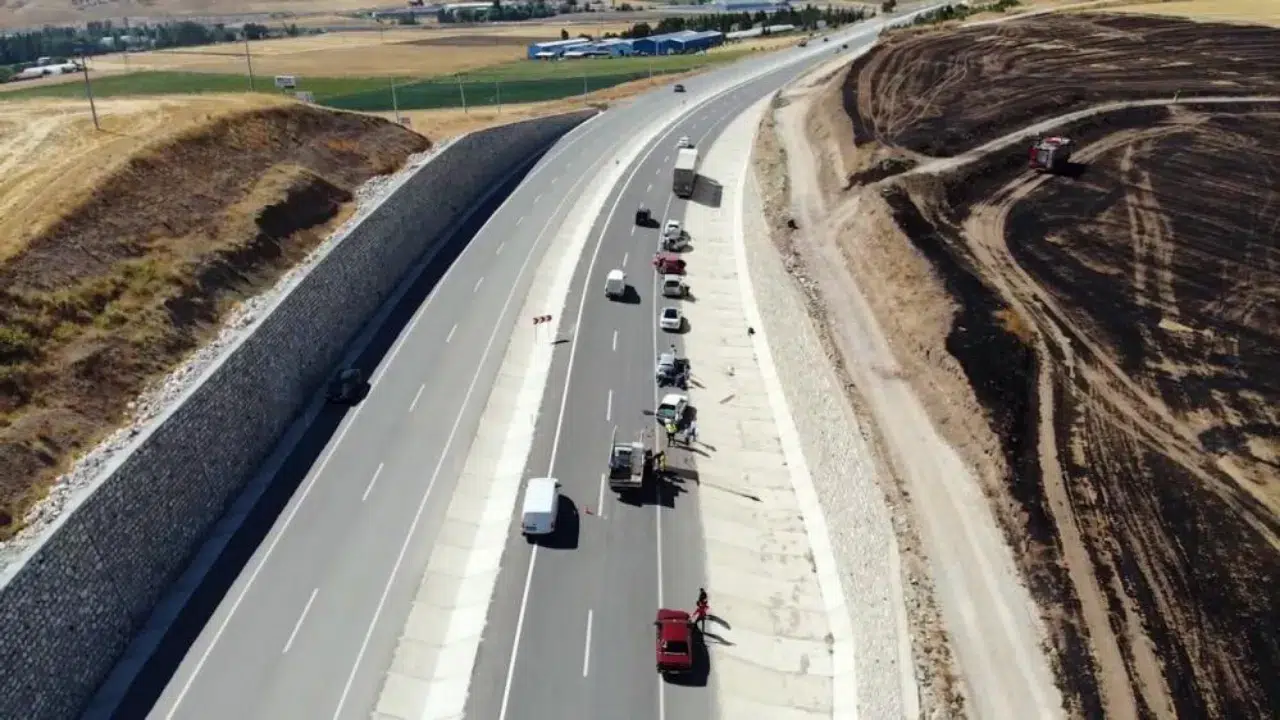 Çorum'da anız yangını kazaya neden oldu: 7 araç çarpıştı!