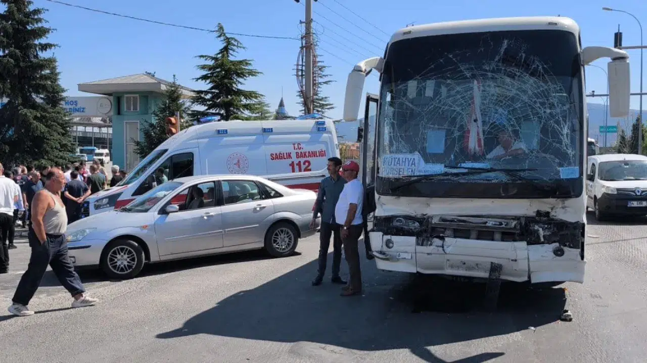 Kütahya'da işçi servisi ile LPG tankı çarpıştı: 35 yaralı var!
