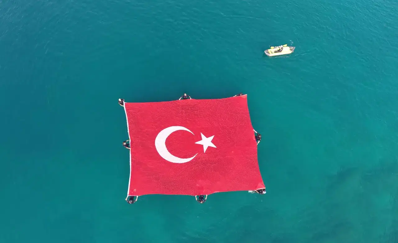 15 Temmuz’a anlamlı saygı duruşu: Dalgıçlar denizin altında Türk Bayrağı açtı!