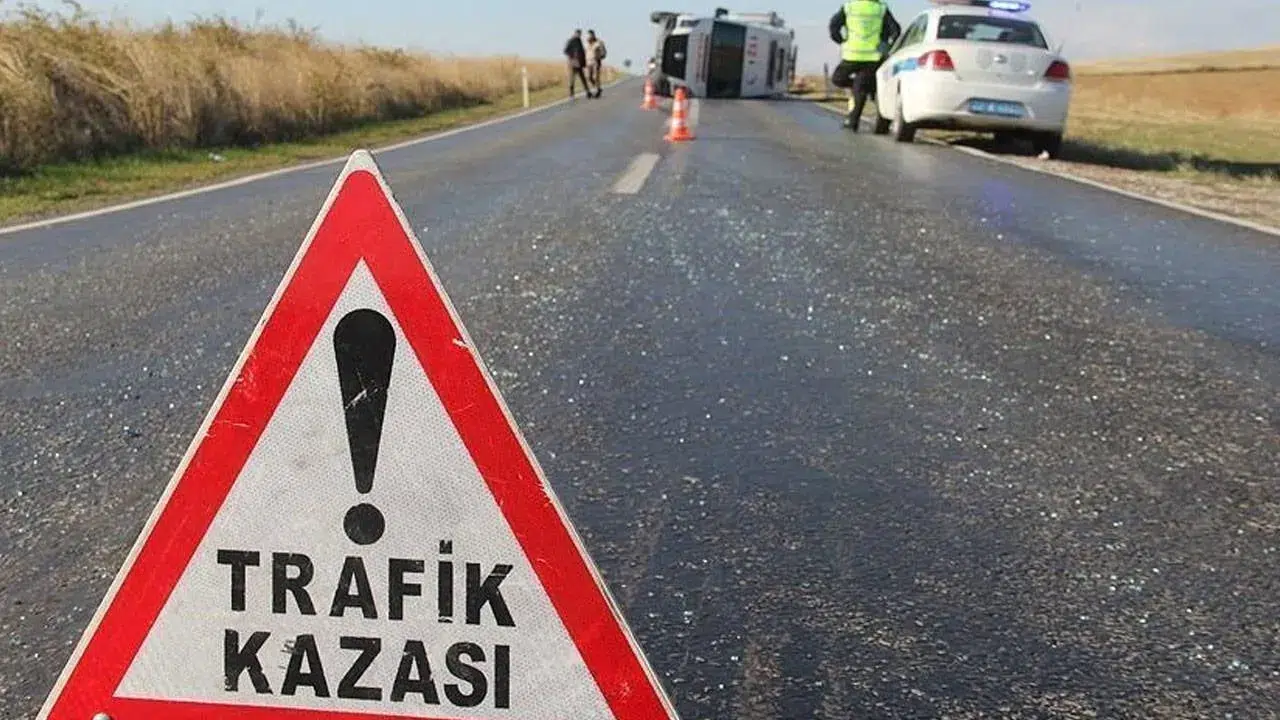 Gaziantep'te işçi servisi ile tır çarpıştı: 8 işçi yaralandı