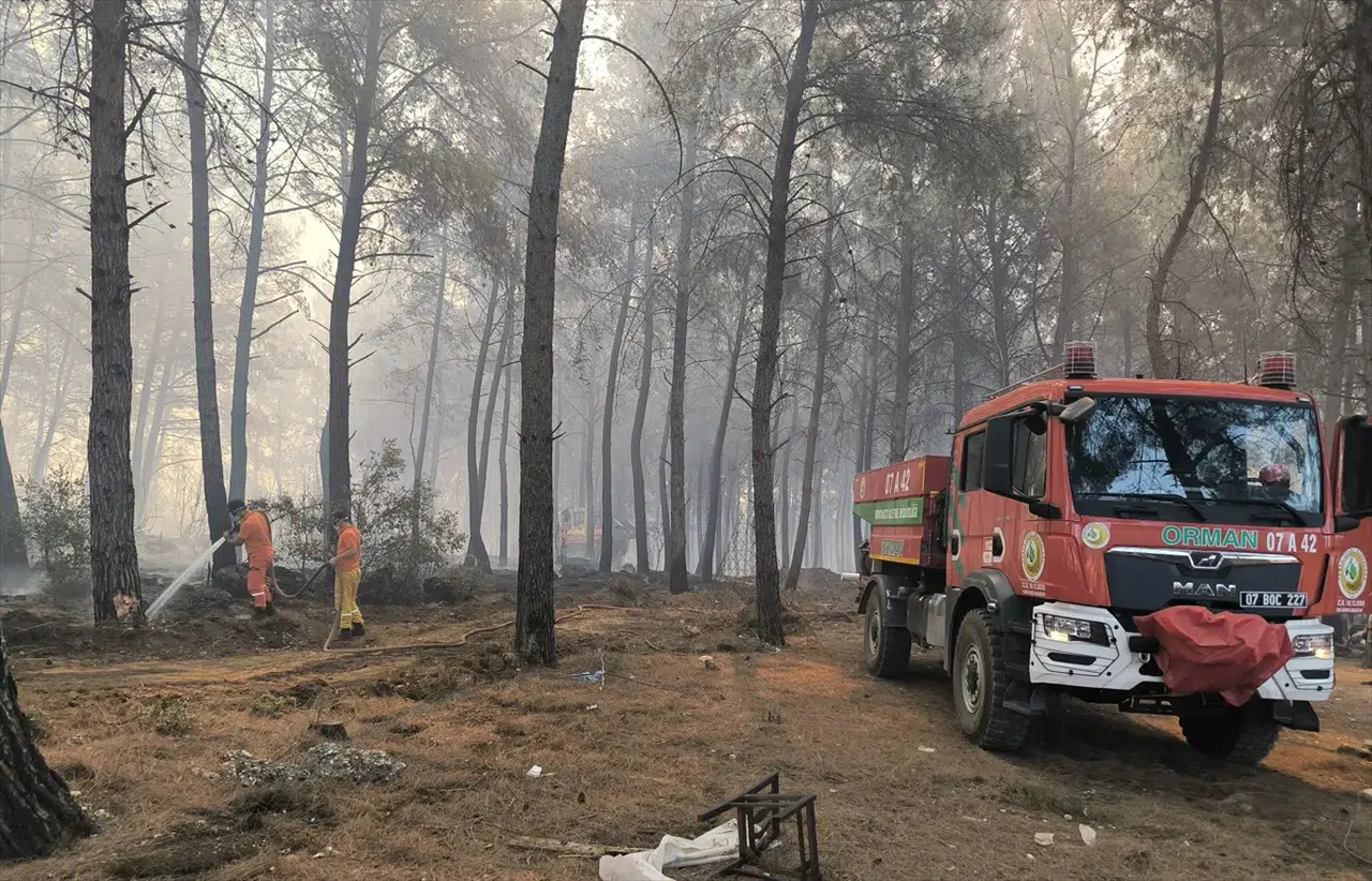 Antalya Aksu’da orman yangını! Alevlere havadan ve karadan müdahale sürüyor