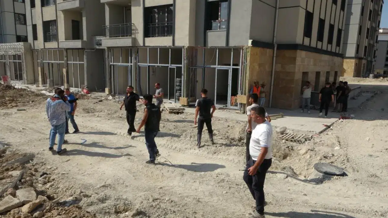 Malatya'da 50 işçi arasında taşlı, sopalı kavga: 16 kişi hastanelik oldu!