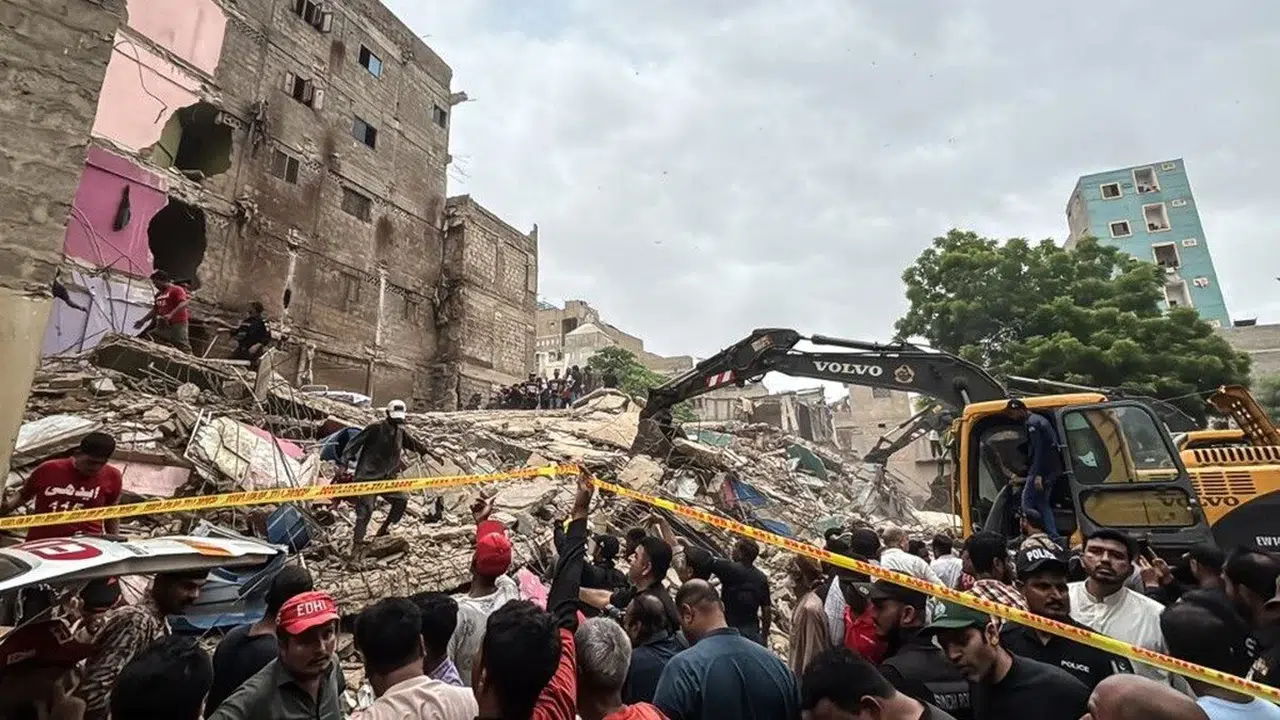 Pakistan'da 5 katlı bina çöktü: Can kaybı 16'ya yükseldi!