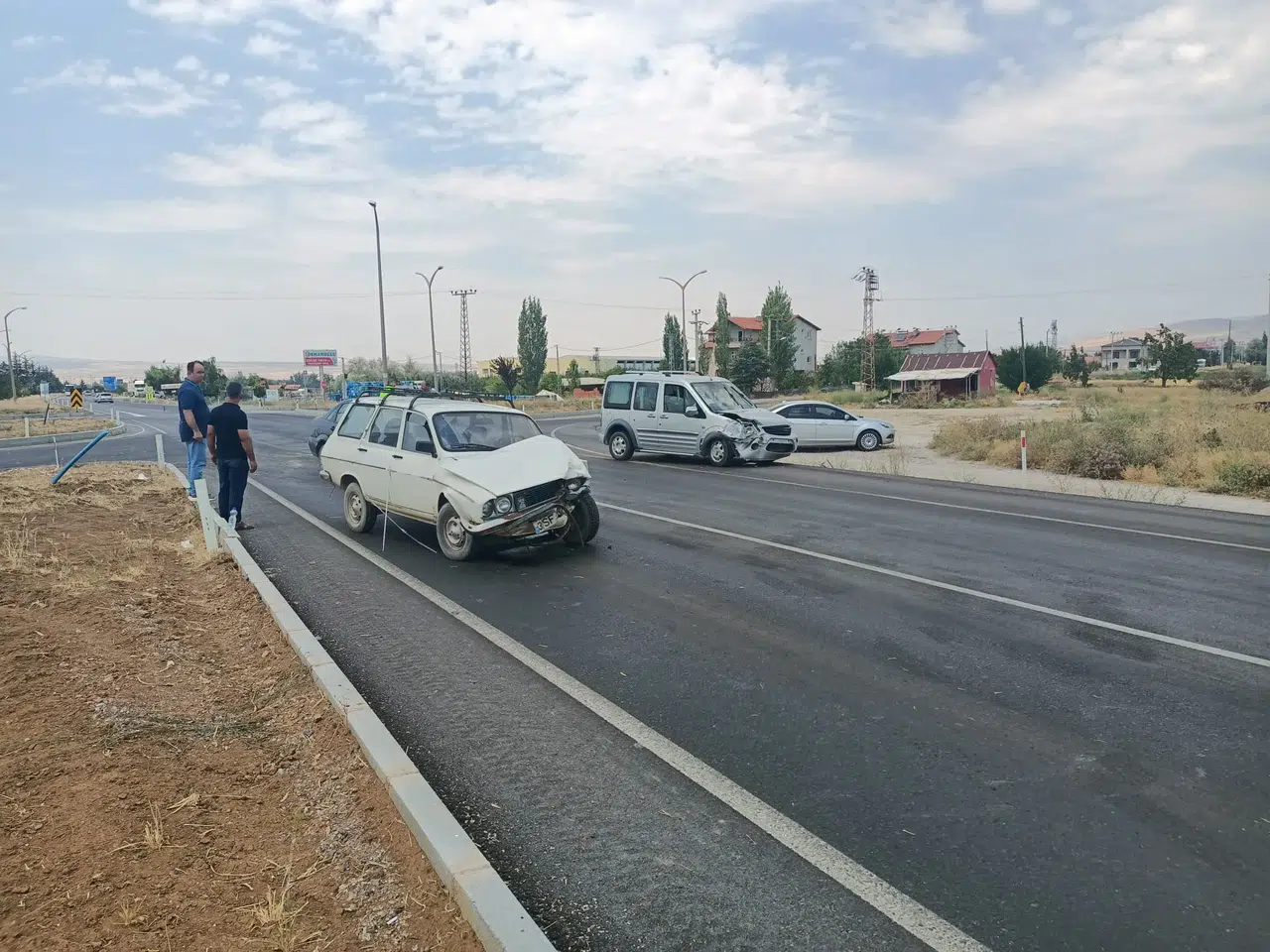 Isparta’da kavşakta feci kaza! 3 kişi yaralandı