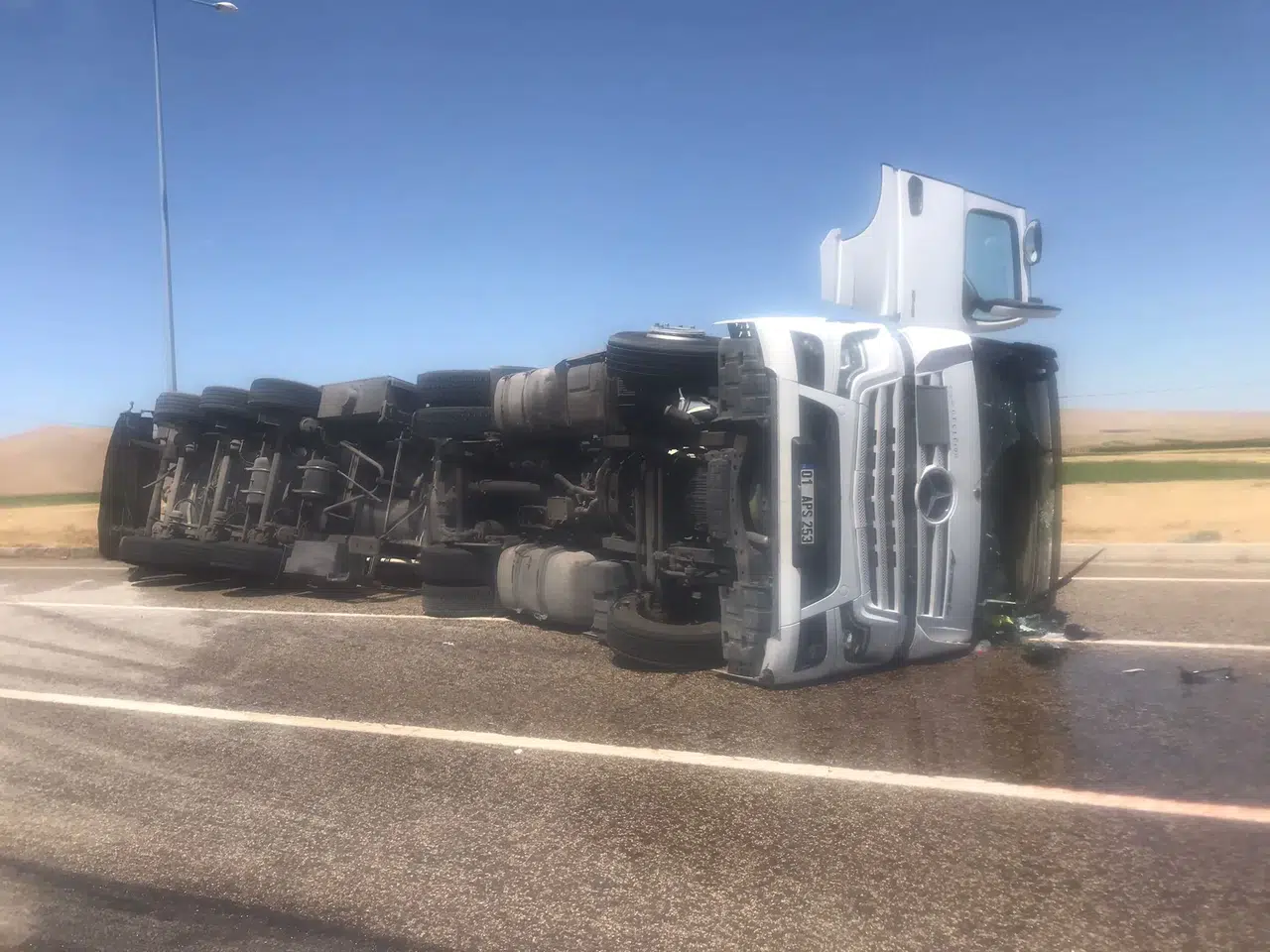 Malatya'da tanker devrildi: Sürücü yaralandı