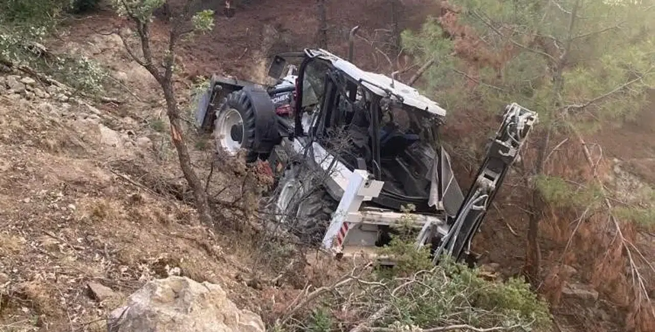 Çorum'da sürücüsüz iş makinesi şarampole yuvarlandı