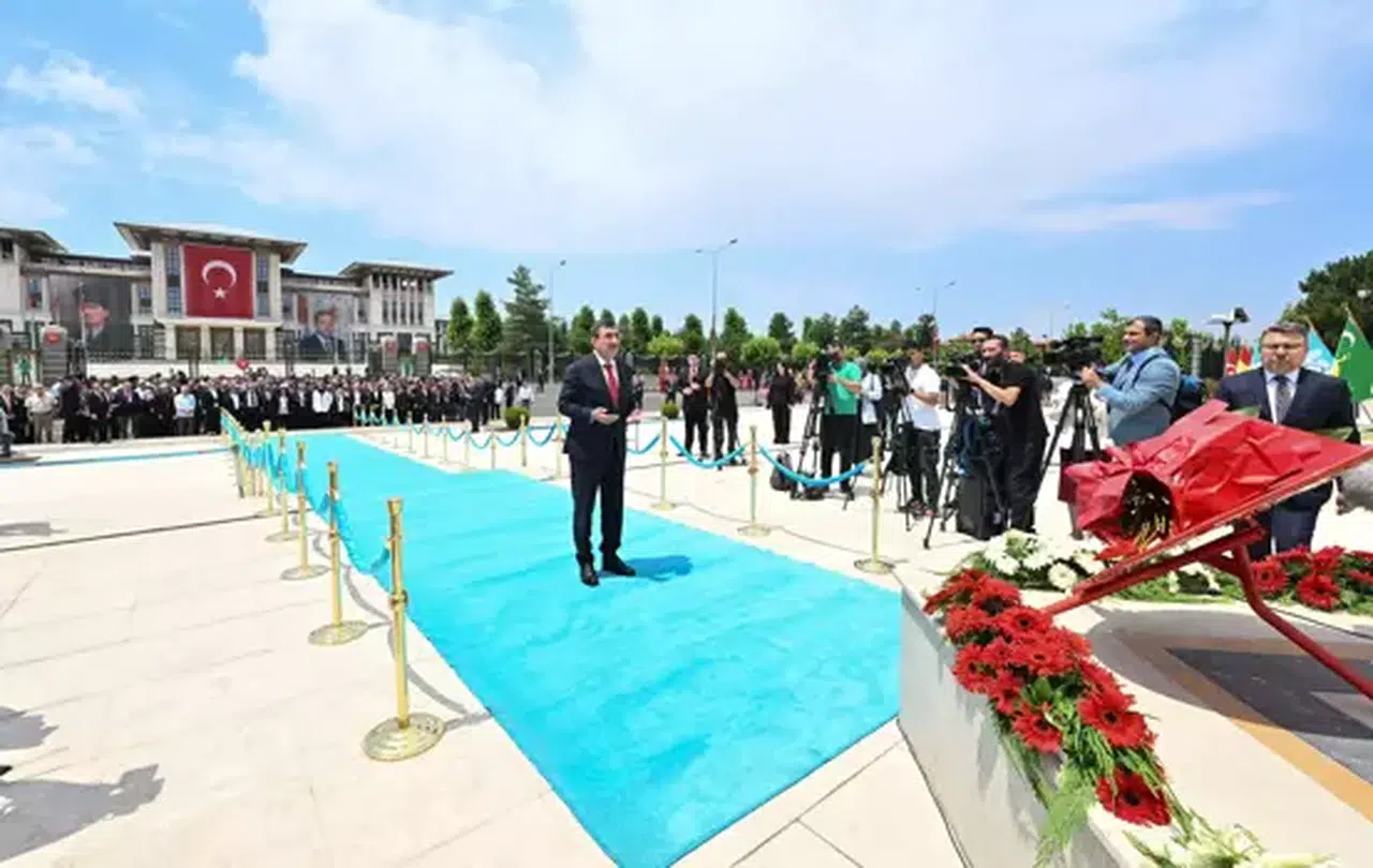 Cumhurbaşkanı Yardımcısı Yılmaz'dan 15 Temmuz Şehitler Anıtı’na çelenk takdimi