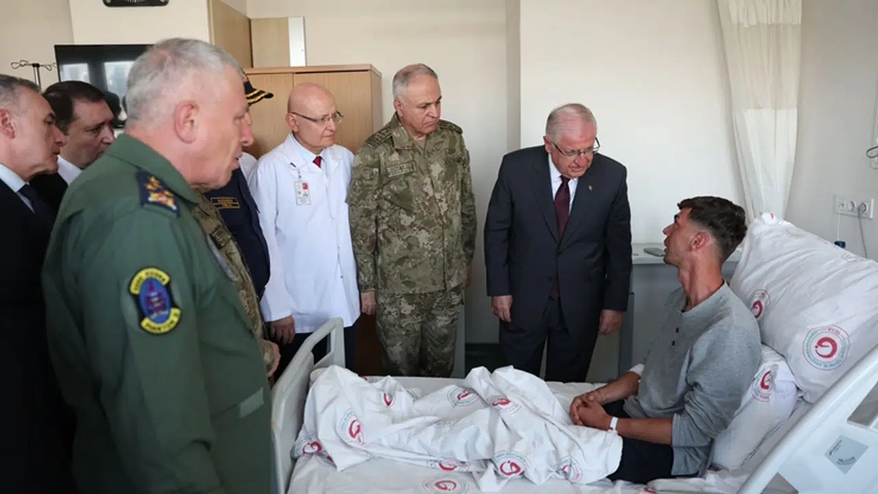Milli Savunma Bakanı Yaşar Güler'den metan gazından zehirlenen askerlere ziyaret